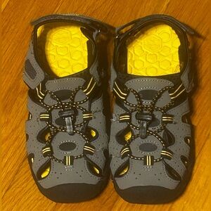 Worn Twice! Khombu Kids Outdoor Adventure Water Hiking Shoes Sandals Size 2